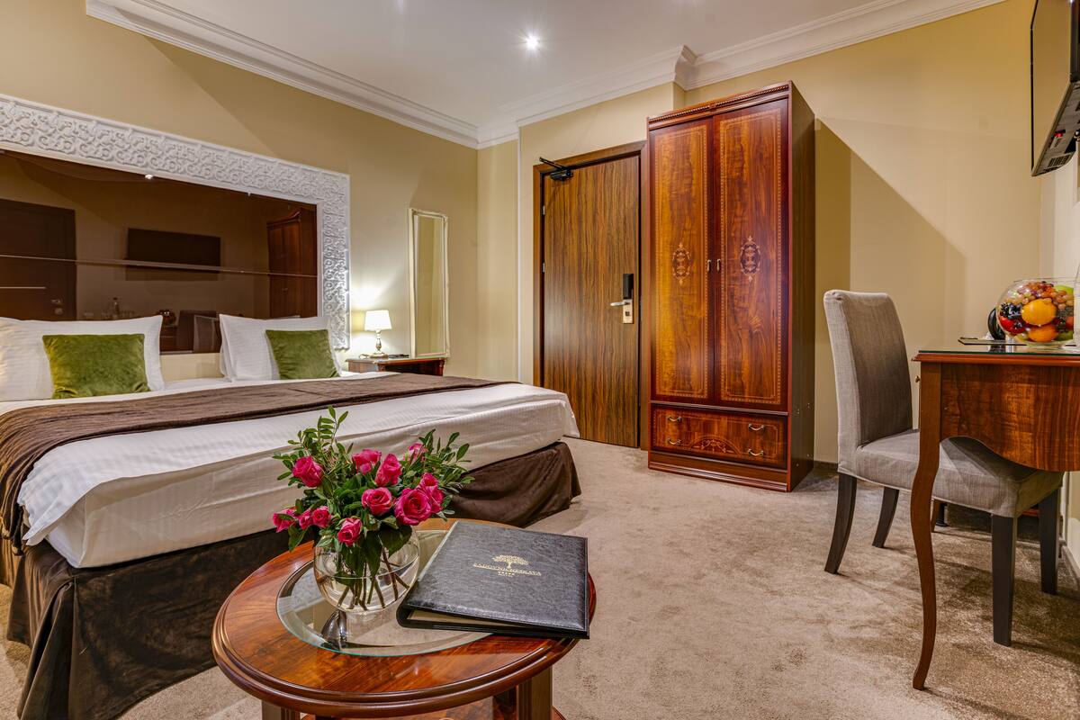 Standard Double Room | Peralatan tempat tidur premium, bar mini, peti besi dalam bilik