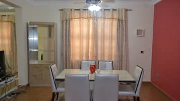 House, 4 Bedrooms | In-room dining