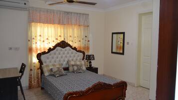 Double Room, Shared Bathroom | In-room safe, desk, iron/ironing board, free WiFi