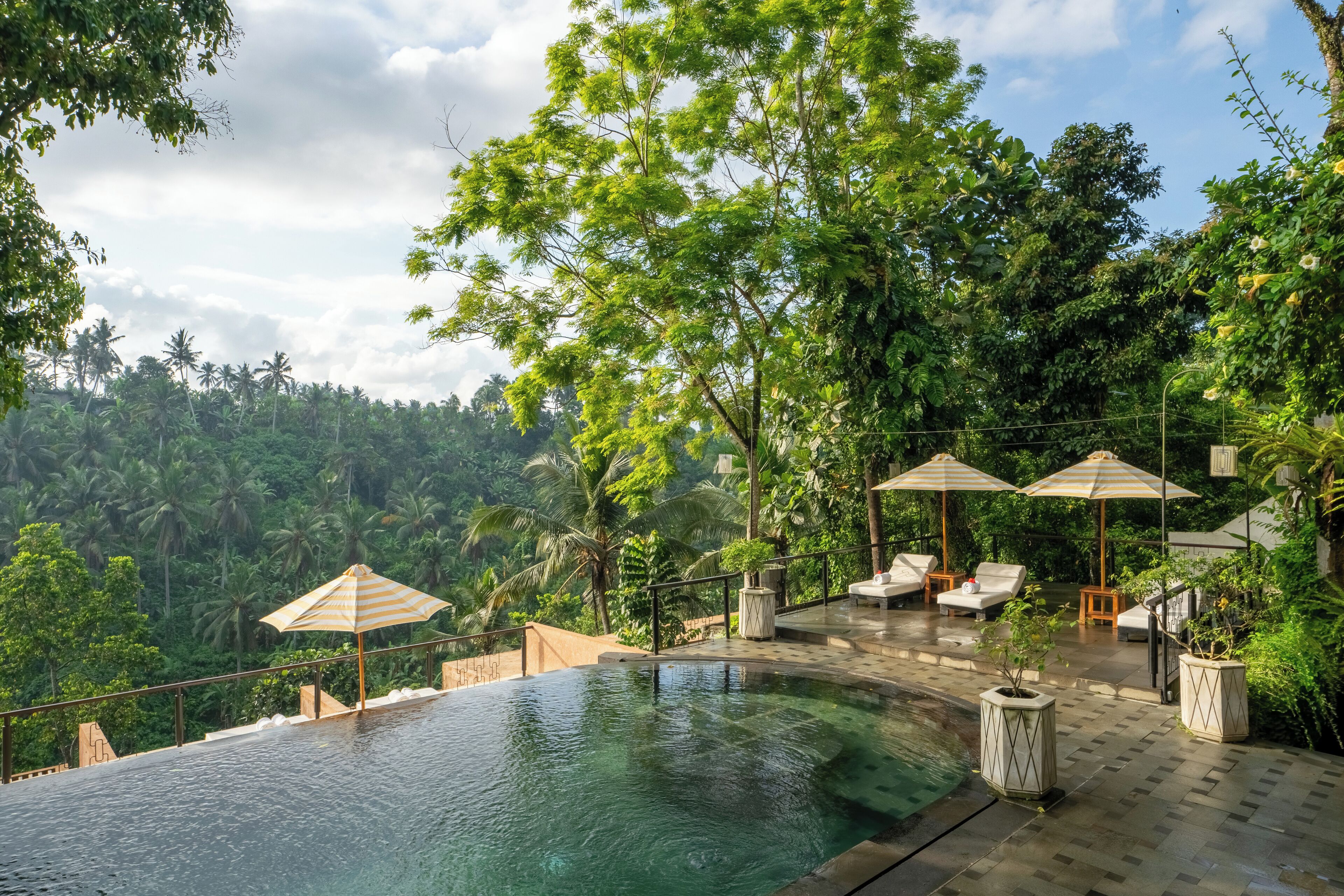 室外游泳池，07:00 至 22:00 开放，池畔遮阳伞，日光浴躺椅