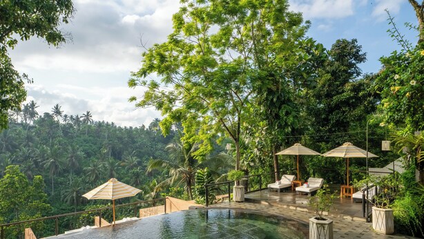 Kolam renang terbuka, dibuka dari pukul 7:00 hingga 22:00, payung kolam 
