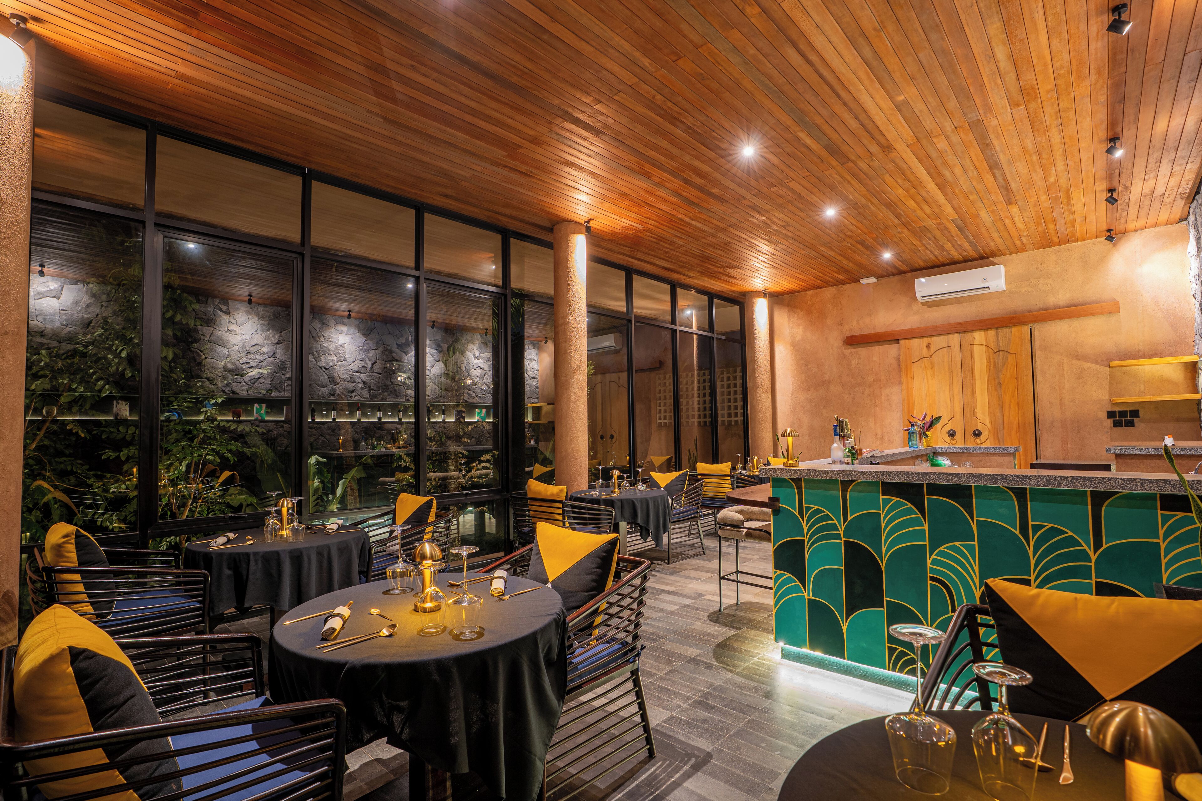 Aamiainen, paikallinen ja kansainvälinen keittiö, näkymät uima-altaalle 