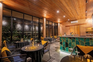 Der serveres morgenmad, frokost og aftensmad med udsigt til poolen