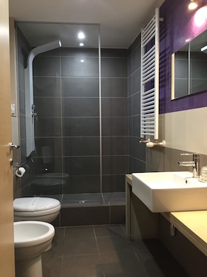 Chambre Triple Standard | Salle de bain | Douche, articles de toilette gratuits, sĂšche-cheveux, peignoirs