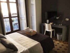 Quarto casal standard | Roupas de cama premium, cofres nos quartos, escrivaninha