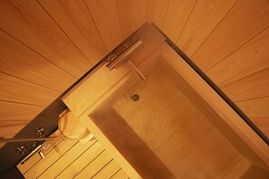 Een bad/douchecombinatie, gratis toiletartikelen, een haardroger