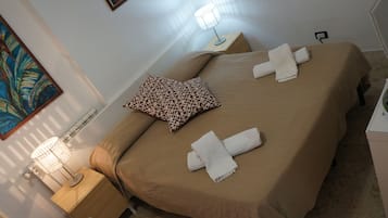 Bộ đồ giường cao cấp, minibar, két bảo mật tại phòng, bàn