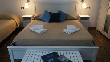 Camera quadrupla | Biancheria da letto di alta qualità, minibar, una cassaforte in camera