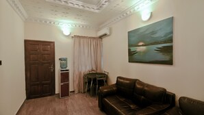Appartement, 2 chambres | Aire de séjour | Téléviseur à écran plat de 30 po avec télévision par câble, téléviseur