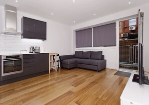 Studio Standard, 1 chambre (unit 2) | Coin séjour | Télévision à écran plat