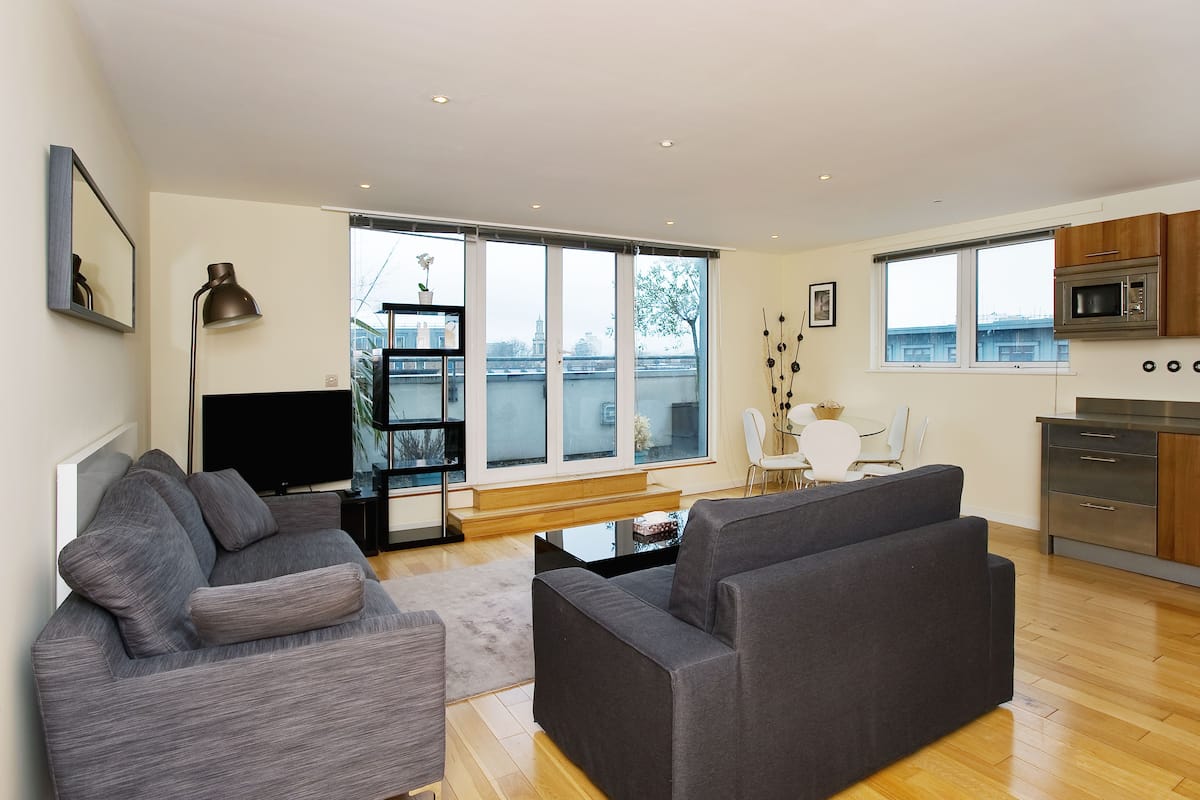Deluxe Apartment, 3 Bedrooms | Living area