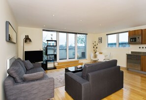 Appartement Deluxe, 3 chambres | Coin séjour | Télévision à écran plat