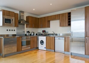 Appartement Deluxe, 3 chambres | Cuisine privée | Grand réfrigérateur, micro-ondes, four, plaque de cuisson