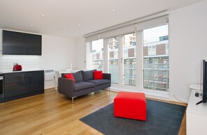 Appartement Deluxe, 2 chambres (12) | Coin séjour | Télévision à écran plat