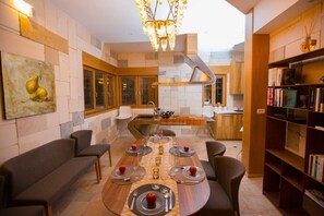 Duplex Deluxe - 4 sovrum - bubbelpool - trädgård | Rumsservice