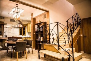 Dúplex Deluxe, 4 habitaciones, hidromasaje, en el área del jardín | Área de sala de estar | Televisión de pantalla plana 