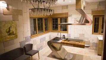 Deluxe Duplex, 4 Bedrooms, Hot Tub, Garden Area | Dapur peribadi | Peti sejuk/penyejuk beku saiz penuh, ketuhar gelombang mikro, ketuhar