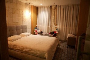 Luxury Penthouse, 4 Bedrooms, Terrace, City View | 4 bedrooms, premium bedding, in-room safe, free cots/infant beds - Luxurious Penthouse (Jerusalem)