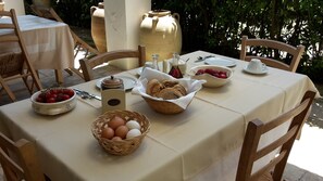 Free daily buffet breakfast