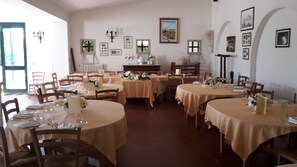 Petit déjeuner et dîner servis sur place, spécialités Cuisine locale