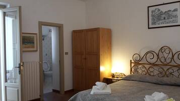 Peralatan tempat tidur premium, meja, Wi-fi percuma, cadar katil