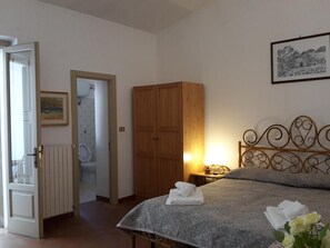 2 bedrooms, premium bedding, desk, free WiFi