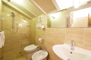 Articles de toilette gratuits, sèche-cheveux, bidet, serviettes fournies
