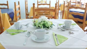 Lunch and dinner served, international cuisine