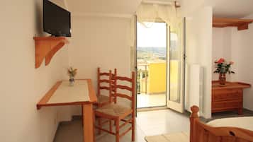 Escritorio, wifi gratis y ropa de cama