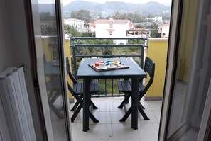 Escritorio, wifi gratis y ropa de cama 