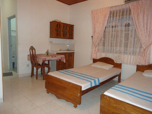 Premium bedding, in-room safe, desk, iron/ironing board - Tree House Holiday Home (Anuradhapura)