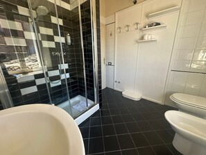 Panoramic Apartment, Multiple Beds, City View | Bathroom | Shower, free toiletries, hair dryer, bidet - Birbo Bike Hospitality (Siena)