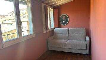 Panoramic-Apartment, Mehrere Betten, Stadtblick | Wohnbereich