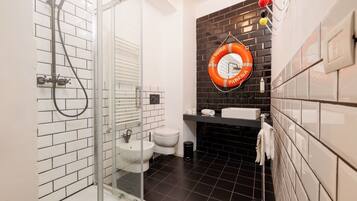 Suite Exécutive, 1 grand lit et 1 canapé-lit | Salle de bain | Douche, articles de toilette gratuits, sÚche-cheveux, bidet