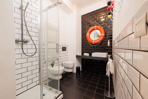 Executive Suite, 1 Queen Bed with Sofa bed | Bathroom | Shower, free toiletries, hair dryer, bidet - Birbo Bike Hospitality (Siena)