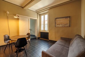 Executive-suite - 1 queensize-seng med sovesofa | Opholdsområde | LED-tv