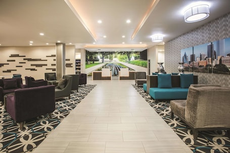 Lobby. La Quinta Inn & Suites by Wyndham Dallas - Richardson
