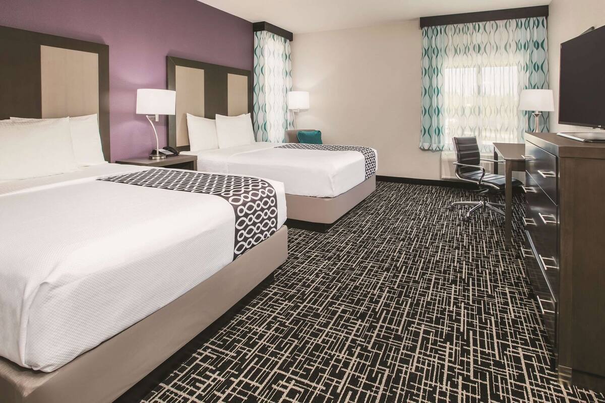 Senger med overmadrass, skrivebord og skrivebord for bærbar PC