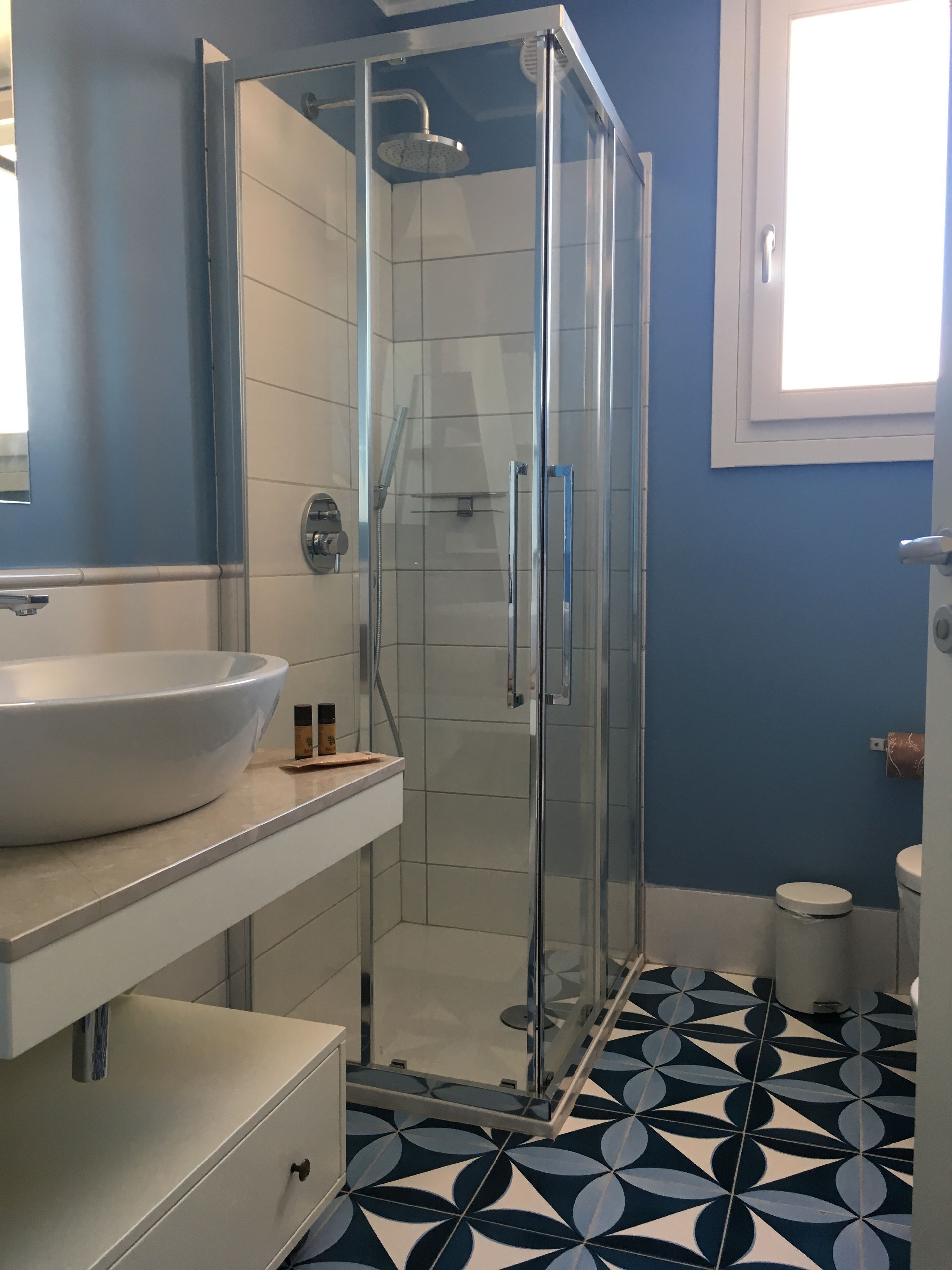 shower, free toiletries, hair dryer, bidet