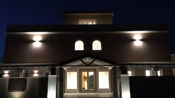 Façade de lâhĂ©bergement - soirĂ©e/nuit