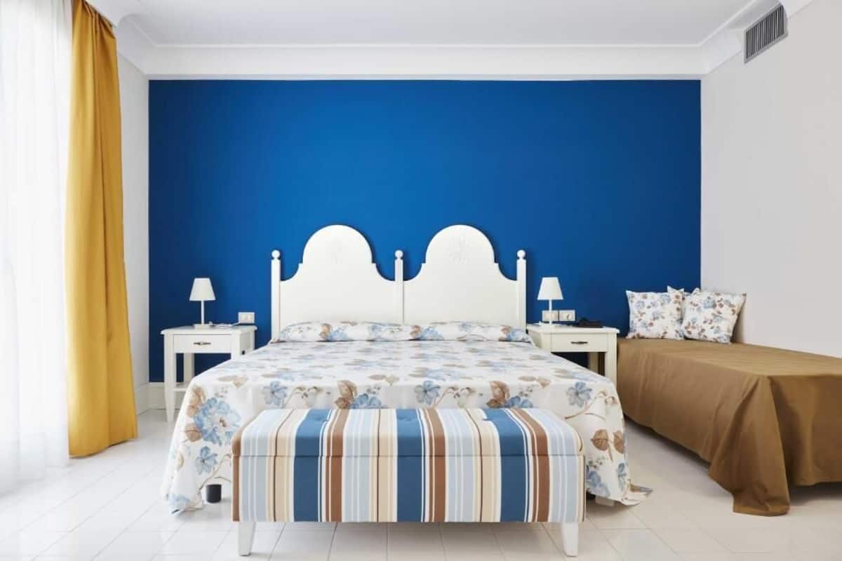 Classic Triple Room | In-room safe, desk, soundproofing, free WiFi