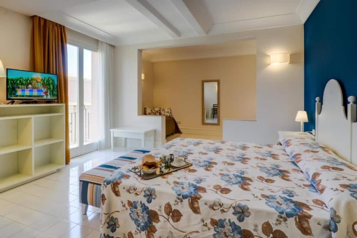 Junior Studio Suite | In-room safe, desk, soundproofing, free WiFi