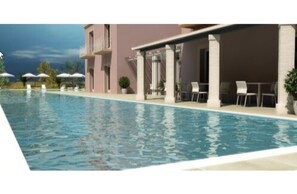 Piscine extérieure, parasols de plage, chaises longues