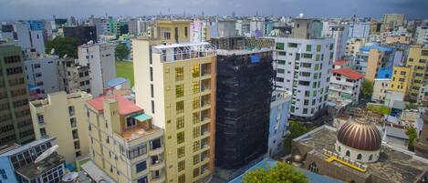 Una zona urbana densamente poblada con diversos edificios de varios pisos, algunos con balcones y antenas parabólicas.