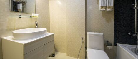 Un baño moderno con lavamanos, inodoro y bañera blancos.