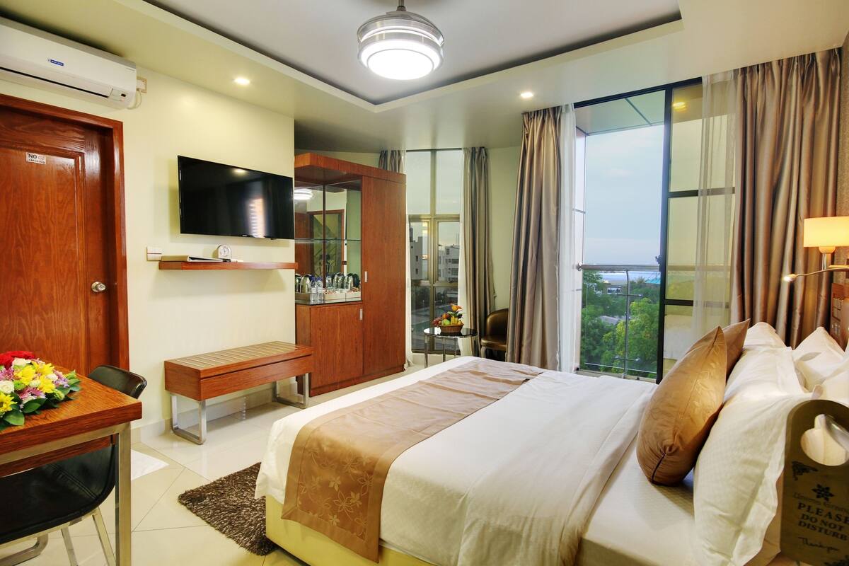 Chambre Deluxe double, accessible aux personnes à mobilité réduite (Free Return Airport Transfer) | Minibar, coffre-fort, bureau, système d’insonorisation
