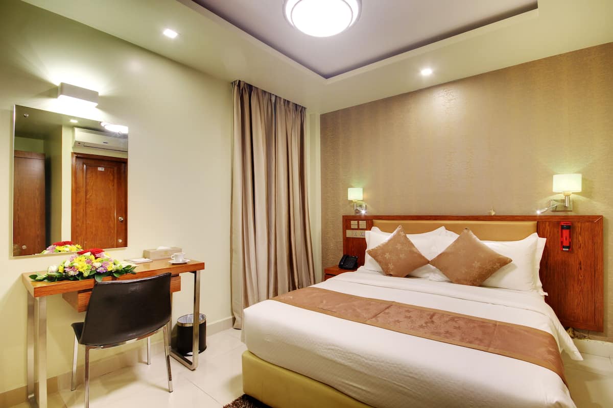 Chambre supérieure double (Free Return Airport Transfer) | Minibar, coffre-fort, bureau, système d’insonorisation