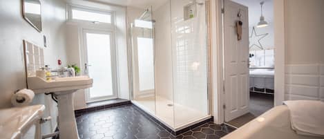 Superior-dobbeltværelse | Badeværelse | Kombination af bruser/badekar, gratis toiletartikler, hårtørrer