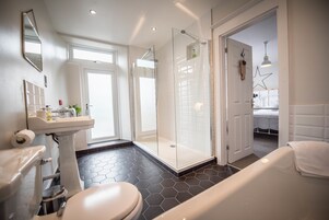 Bañera con ducha, artículos de tocador gratuitos, secador de pelo