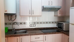 アパートメント 1 ベッドルーム | 専用キッチン | 大型冷蔵庫、電子レンジ、オーブン、コンロ